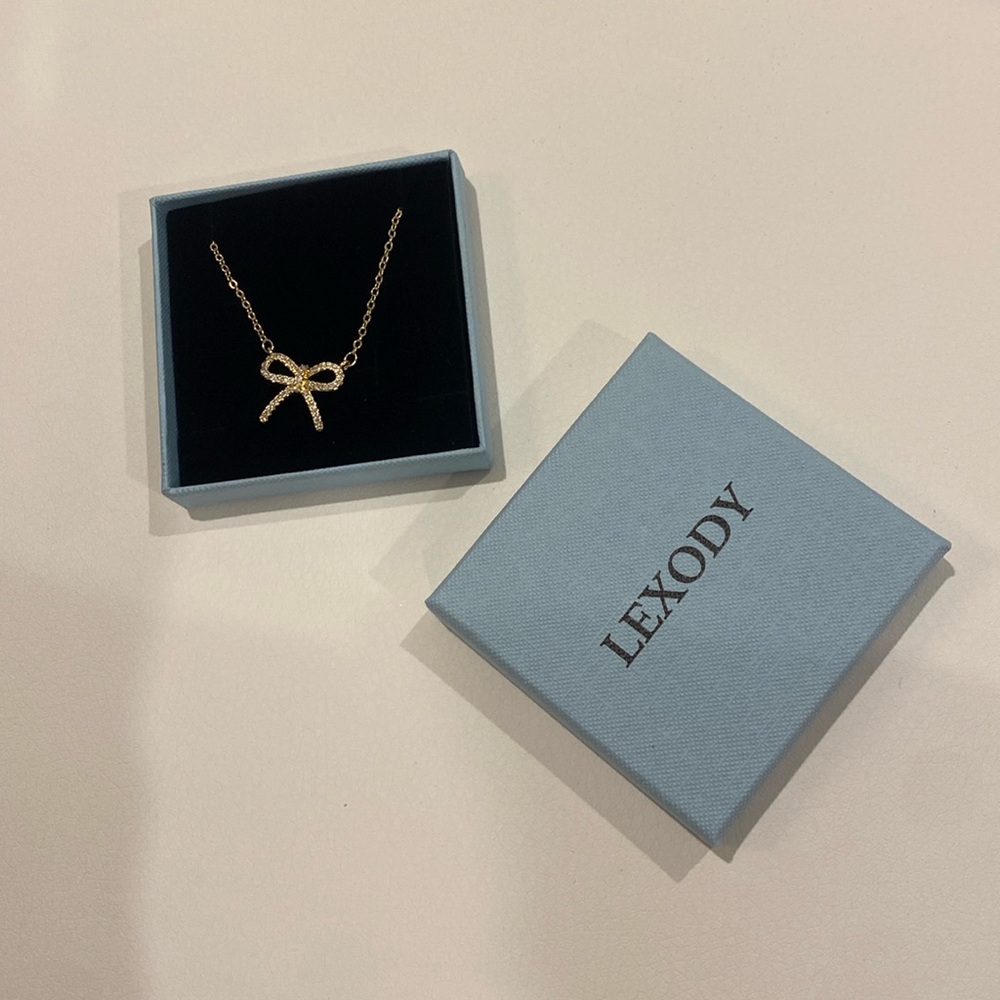 Beautiful bow necklace - BRAND NEW